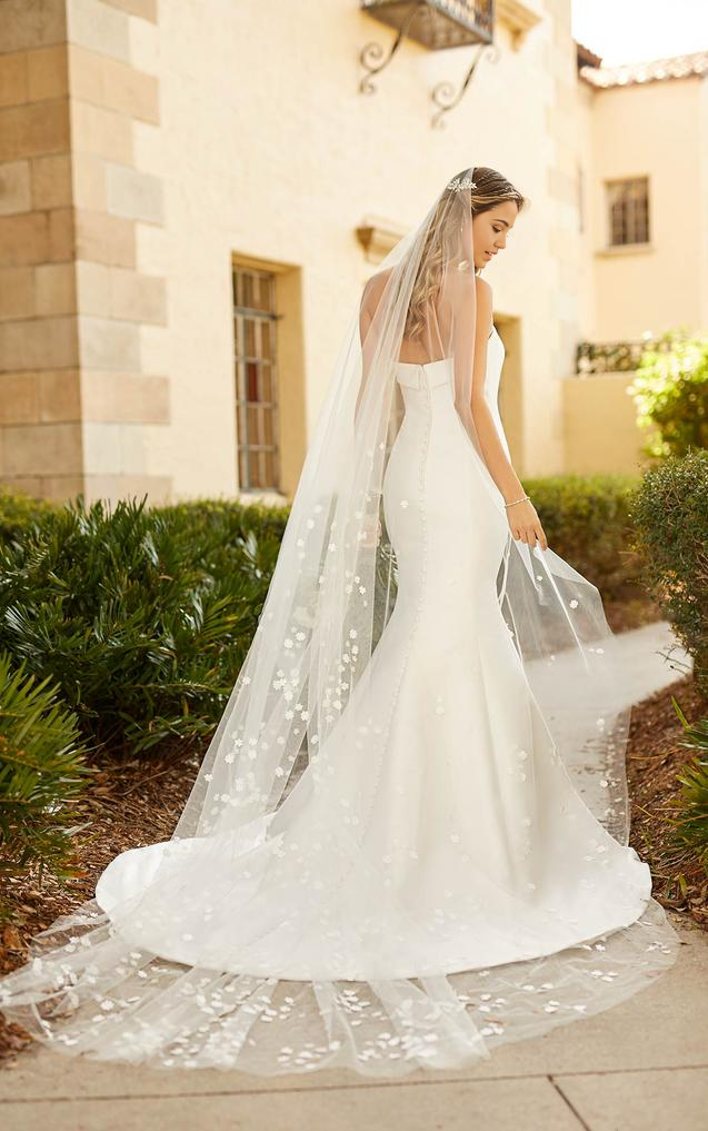 Hermosos vestidos de novia de satén sin tirantes con corte sirena para playa